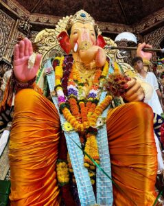 Aahana Kumra Instagram - Mandali aabhaari aahe🌺🙏🫶☀️🌿
Lalbaugcha Ganpati darshan 🌺🙏☀️
#ganpatibappamorya 
.
.
.
.
#ganpati #ganpatibappa #ganpatifestival #ganeshchaturthi #ganesha #ganesh #lalbaughcharaja #lalbaug #aahanakumra