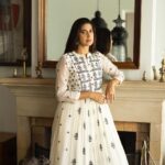 Aahana Kumra Instagram - A true queen leads by example 👸🥂💕 Outfit : @gazalmishraofficial Styling : @abhimanyusinghtomarr Make up : @omsenmakeup Photos : @yashjangidphotography Location : @vanaam_ami_jaipur . . . . #happybirthday #portrait #portriatphotography #photoshoot #photographer #window #aahanakumra #pink #pinkcity #jaipurdiaries #jaipur Jaipur, Rajasthan
