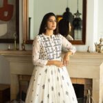 Aahana Kumra Instagram - A true queen leads by example 👸🥂💕 Outfit : @gazalmishraofficial Styling : @abhimanyusinghtomarr Make up : @omsenmakeup Photos : @yashjangidphotography Location : @vanaam_ami_jaipur . . . . #happybirthday #portrait #portriatphotography #photoshoot #photographer #window #aahanakumra #pink #pinkcity #jaipurdiaries #jaipur Jaipur, Rajasthan