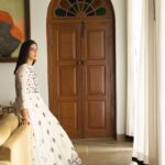 Aahana Kumra Instagram - Without stones there is not arch 👸 Happiest birthday gazloo 🌸 Outfit : @gazalmishraofficial Styling : @abhimanyusinghtomarr Make up : @omsenmakeup Photos : @yashjangidphotography Location : @vanaam_ami_jaipur . . . . #happybirthday #portrait #portriatphotography #photoshoot #photographer #window #aahanakumra #pink #pinkcity #jaipurdiaries #jaipur Jaipur - The pink city