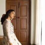 Aahana Kumra Instagram - Without stones there is not arch 👸 Happiest birthday gazloo 🌸 Outfit : @gazalmishraofficial Styling : @abhimanyusinghtomarr Make up : @omsenmakeup Photos : @yashjangidphotography Location : @vanaam_ami_jaipur . . . . #happybirthday #portrait #portriatphotography #photoshoot #photographer #window #aahanakumra #pink #pinkcity #jaipurdiaries #jaipur Jaipur - The pink city