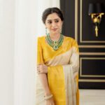 Aarthi Instagram - I came along I wrote a song for you And all the things you do And it was called Yellow 💛 . . . 🥻 @tulsisilks @merasalofficial 💎 @vummidibangaru 📸 @kiransaphotography . . . #indianwear #fashiongram #sareelovers #yellowtheme #alwaystheseasontosparkle #happinessishomemade #instafashion #emeraldlove #lovewhatudo #dowhatyoulove