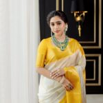 Aarthi Instagram - I came along I wrote a song for you And all the things you do And it was called Yellow 💛 . . . 🥻 @tulsisilks @merasalofficial 💎 @vummidibangaru 📸 @kiransaphotography . . . #indianwear #fashiongram #sareelovers #yellowtheme #alwaystheseasontosparkle #happinessishomemade #instafashion #emeraldlove #lovewhatudo #dowhatyoulove