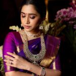 Aarthi Instagram - Dress how you want to be addressed. In this case ‘A Tamil Ponnu‘. 💜 💜 💜 💜 Sari @pothysboutique Blouse @turquoisedesignstudio Jewels @vummidibangaru Flower @efflorescence_bridal_flowers Photo @kiransaphotography Event @thetailoredtale #traditionalday #tamilponnu #kanjeevarampattu #jimikkikammal #mallipoolove #sarilove #sarisofinstagram #purplelove #instafashion #indianwear #playingdressup #pujaidays #poojalook