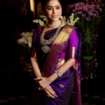 Aarthi Instagram - Dress how you want to be addressed. In this case ‘A Tamil Ponnu‘. 💜 💜 💜 💜 Sari @pothysboutique Blouse @turquoisedesignstudio Jewels @vummidibangaru Flower @efflorescence_bridal_flowers Photo @kiransaphotography Event @thetailoredtale #traditionalday #tamilponnu #kanjeevarampattu #jimikkikammal #mallipoolove #sarilove #sarisofinstagram #purplelove #instafashion #indianwear #playingdressup #pujaidays #poojalook