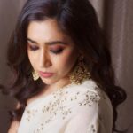 Aarthi Instagram - ‘My woman is the kind of woman who understands what looks good on her and she sticks to it.’ - Sabyasachi Mukherjee ✨ ✨ ✨ #celebratingsabyasachi #launchluncheon #indiandesigners #fashionnova #fashiongram #hyderabad_diaries #falaknumapalace #instafashion #sabyasachijewellery #sabyasachi #justanotherdayforthisgirl 👗 @sabyasachiofficial @evoluzionestyle 💄 @leiyamua 💆🏻‍♀️ @deepakmohanty1985 💎 @sabyasachiofficial 📸 @squintvision