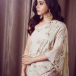 Aarthi Instagram - ‘My woman is the kind of woman who understands what looks good on her and she sticks to it.’ - Sabyasachi Mukherjee ✨ ✨ ✨ #celebratingsabyasachi #launchluncheon #indiandesigners #fashionnova #fashiongram #hyderabad_diaries #falaknumapalace #instafashion #sabyasachijewellery #sabyasachi #justanotherdayforthisgirl 👗 @sabyasachiofficial @evoluzionestyle 💄 @leiyamua 💆🏻‍♀️ @deepakmohanty1985 💎 @sabyasachiofficial 📸 @squintvision