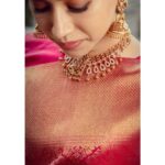 Aarthi Instagram - #OwnWhoYouAre 💕 . . . . . . . . . #weddingseason #glamitup #blingiton #bigfatindianwedding #familytime #glamtribe #takesavillage #throwback 💎 @vjjewelleryvision 💄 @leiyamua 💆🏻‍♀️ @dolma.tamang 📸 @kiransaphotography 🧍🏻‍♀️ @nasima28