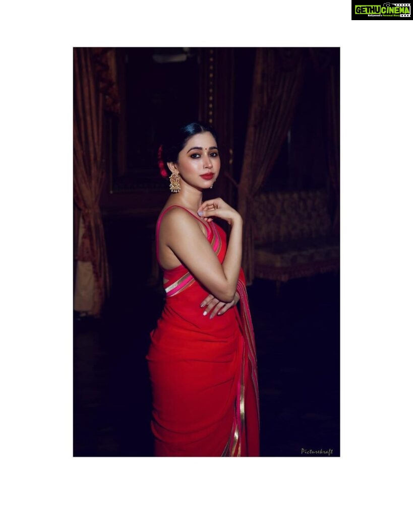 Aarthi Instagram - Everyday is red lipstick day 💄 . . . Throwback to 2019 @tajfalaknuma