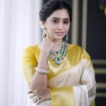 Aarthi Instagram - A reel debut on a day honouring real women ✨ . . . #womensday #reelinginstagram #womenfashion #womenempowerment #strongereveryday #reelitfeelit . . . Saree @tulsisilks Blouse @merasalofficial Jewels @vummidibangaru Makeup @leiyamua Hair @gbobsalon Drape Saraswathi Reel @kiransaphotography