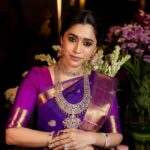 Aarthi Instagram - Dress how you want to be addressed. In this case ‘A Tamil Ponnu‘. 💜 💜 💜 💜 Sari @pothysboutique Blouse @turquoisedesignstudio Jewels @vummidibangaru Flower @efflorescence_bridal_flowers Photo @kiransaphotography Event @thetailoredtale #traditionalday #tamilponnu #kanjeevarampattu #jimikkikammal #mallipoolove #sarilove #sarisofinstagram #purplelove #instafashion #indianwear #playingdressup #pujaidays #poojalook
