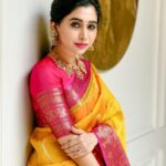 Aarthi Instagram - Traditions touch us, They connect us, And they expand us. . . . #poojaseason #varalakshmivratham #traditionovertrend #sareelove #chennaiponnu #mallipoojadaialangaram #comfortoverstyle