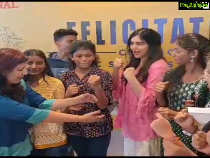 Adah Sharma Instagram - I got to hang out with the COOOOLEST kids in mumbai today ! Our SSC toppers from BMC schools 😍 and I also got to take pictures with them and chat with them! मी खरोखर खूप lucky आहे। ❤️