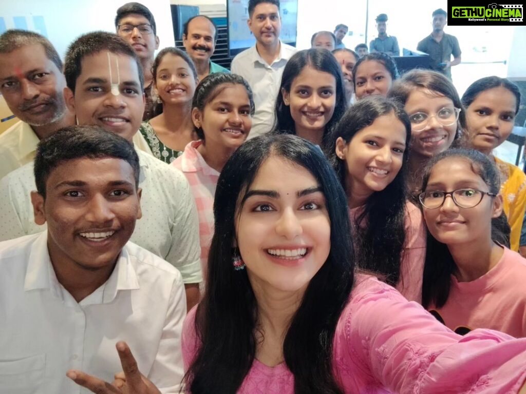 Adah Sharma Instagram - I got to hang out with the COOOOLEST kids in mumbai today ! Our SSC toppers from BMC schools 😍 and I also got to take pictures with them and chat with them! मी खरोखर खूप lucky आहे। ❤️