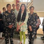 Adah Sharma Instagram - पुणेकर तुमच्या सर्वांना खूप प्रेम आणि धन्यवाद ❤️ Pics in order of posting 1.Our lovely commando girls 2.The awesome ladies who made our yummm lunch 3. @lucknow_i_chikan who sent me very pretty Kurtis !! 4. Billi who allowed me to give a free massage (contact Adah Sharma massage services…special discount for cats and crows for the month of may) 5. The famous Chidli idli 🙃😂❤️ 6. Selfies with all of you ❤️ 7. Cool cops 😎 8. Thank u for the varan ladies ! I had 5 cups 😁😁 Maharshi Karve Stree Shikshan Samstha_Official