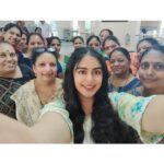 Adah Sharma Instagram - पुणेकर तुमच्या सर्वांना खूप प्रेम आणि धन्यवाद ❤️ Pics in order of posting 1.Our lovely commando girls 2.The awesome ladies who made our yummm lunch 3. @lucknow_i_chikan who sent me very pretty Kurtis !! 4. Billi who allowed me to give a free massage (contact Adah Sharma massage services…special discount for cats and crows for the month of may) 5. The famous Chidli idli 🙃😂❤️ 6. Selfies with all of you ❤️ 7. Cool cops 😎 8. Thank u for the varan ladies ! I had 5 cups 😁😁 Maharshi Karve Stree Shikshan Samstha_Official