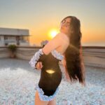 Adah Sharma Instagram - ‘Sun’ toh ..See you ‘ladder’ 😹🪜🖤🐝🐏 #100YearsOfAdahSharma #1920to2020 #adahsharma #1920to2020matlabsausaalplus3yearskitnehue? P.S. pics with Hat 🎩 demand from prev post 👼😇🐠