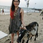 Adah Sharma Instagram - Photographic evidence of me flirting with गाय 's on set .... Also itnaaa bada smile n all I don't do unless I'm around my kinda guys 😁🤓 #100YearsOfAdahSharma #adahsharma #cow #cowgirl #calf #socutebabycalf