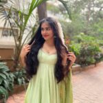 Adah Sharma Instagram - Gorilla ji has trouble choosing … help him please 🪲🦟🦗🤡 During mating the female praying mantis bites off the males head and then devours his corpse for nourishment… Wearing @anjanabohra_official 💆‍♀️ @snehal_uk 💃 @juhi.ali Makeup @adah_ki_radha #100yearsOfAdahSharma #adahsharma