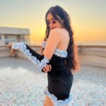 Adah Sharma Instagram - ‘Sun’ toh ..See you ‘ladder’ 😹🪜🖤🐝🐏 #100YearsOfAdahSharma #1920to2020 #adahsharma #1920to2020matlabsausaalplus3yearskitnehue? P.S. pics with Hat 🎩 demand from prev post 👼😇🐠