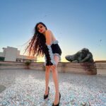 Adah Sharma Instagram - ‘Sun’ toh ..See you ‘ladder’ 😹🪜🖤🐝🐏 #100YearsOfAdahSharma #1920to2020 #adahsharma #1920to2020matlabsausaalplus3yearskitnehue? P.S. pics with Hat 🎩 demand from prev post 👼😇🐠