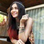 Adah Sharma Instagram - Photographic evidence of me flirting with गाय 's on set .... Also itnaaa bada smile n all I don't do unless I'm around my kinda guys 😁🤓 #100YearsOfAdahSharma #adahsharma #cow #cowgirl #calf #socutebabycalf