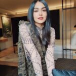 Adah Sharma Instagram - Kaisi lagi meri Commando saree ? Also dekho kaunsi magazine rakhi thi mere room mein 👀 coincidence? Ya soch ke rakha tha ? What do u think? 👽🐊🧚‍♀️🍏 Thank you team for making me look so good even when I was horrrribly bimar 😘❤️ @asira.09 for keeping rash control 🧙🏜️ 👗@tanimakhosla Saree @designstudiobyjck 💇‍♀️ @snehal_uk and for taking pics jaldi in the room ❤️ 💄@sarrahmukadamedits @jagats38 #Commando releasing on Disney Hotstar 11th August. Sirf chaar episodes hai. Jaldi jaldi dekh lo 😝 #CommandoOnHotstar