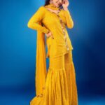 Aditi Ravi Instagram - yeh ladka hai allahh 🎶🥁 make up @jo_makeup_artist 😘 Costume @gospelofdesign Earrings @alameen_fashion_jewels Studio @maxxocreative #yellow #smile #iknowme #instagram