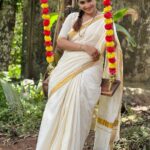 Aditi Ravi Instagram - എല്ലാവർക്കും തിരുവോണാശംസകൾ🌼 #onam #goodluck #peace #smile