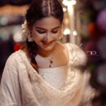 Aditi Ravi Instagram - you’ll find that life is still worthwhile if you just smile :) 📸 @rahulphotoshoot 🤗 #onamvibes #trytosmile #bewithfamily #havesadhya !!