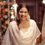Aditi Ravi Instagram - you’ll find that life is still worthwhile if you just smile :) 📸 @rahulphotoshoot 🤗 #onamvibes #trytosmile #bewithfamily #havesadhya !!