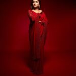 Aditi Ravi Instagram - ❤️❤️❤️ Mua @jo_makeup_artist ❤️ Costume @prakrithi_by_ramya Drapping @drapist_daira Earrings @alameen_fashion_jewels Studio @maxxocreative nail @nails_by_rakhi Assist @lumos.trouvailles Post production @brosincproductions #red #saree #instagram #indianwear