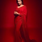 Aditi Ravi Instagram - ❤️❤️❤️ Mua @jo_makeup_artist ❤️ Costume @prakrithi_by_ramya Drapping @drapist_daira Earrings @alameen_fashion_jewels Studio @maxxocreative nail @nails_by_rakhi Assist @lumos.trouvailles Post production @brosincproductions #red #saree #instagram #indianwear