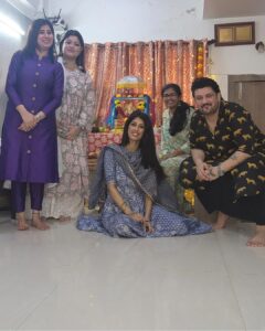 Aishwarya Sakhuja Instagram - With Vighnaharta's blessings, and lots of good food and good times spent with all my favourites, I surely had a Shubh, Sukhi and Khushi wala celebration 😍
.
.
#ganpatibappamorya #bappamorya #darshan #friends #family #festivevibes #aishwaryasakhuja

Outfit by @tara_c_tara

@lizaa_malik 
@gautidihatti 
@aashawarriar 
@geeta_nirupam