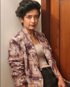 Akshara Haasan Instagram - I know late post. But thank you team Kolai for a lovely premier and movie. 

OUTFIT @suresh.menon
HMU @prakatwork