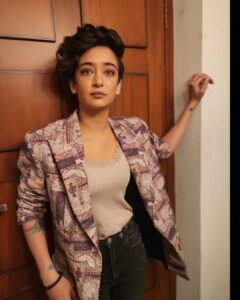 Akshara Haasan Instagram - I know late post. But thank you team Kolai for a lovely premier and movie. 

OUTFIT @suresh.menon
HMU @prakatwork
