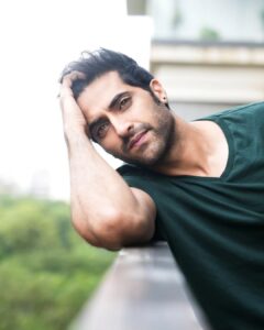 Akshay Oberoi Instagram - Balcony brooding 

#Monday #MondayMood