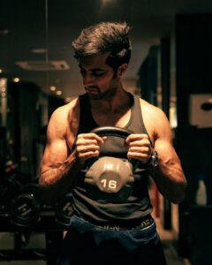 Akshay Oberoi Instagram - Let’s Go!! 💪🏼

#FitnessFriday #Friday #Workout #Fitness #Gymming #Motivation #WorkoutMotivation #Kettlebell