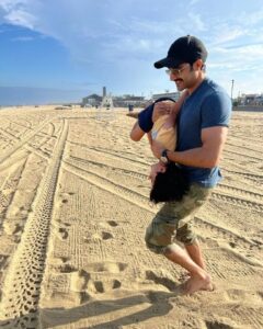 Akshay Oberoi Instagram - Sun, sand & smiles ☀️🏖️😄

#SummersInUS #AkshaysTravelDiaries #FamilyTime