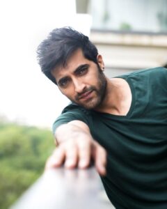 Akshay Oberoi Instagram - Balcony brooding 

#Monday #MondayMood