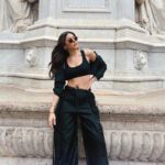 Alaya F Instagram – Posed at a fountain, made croissants and met old friends 🥰 

Styled by @mohitrai with @shubhi.kumar
Assisted by @muskanduaaa 
Shirt: @miakee.official
Pants: @politesociety_official