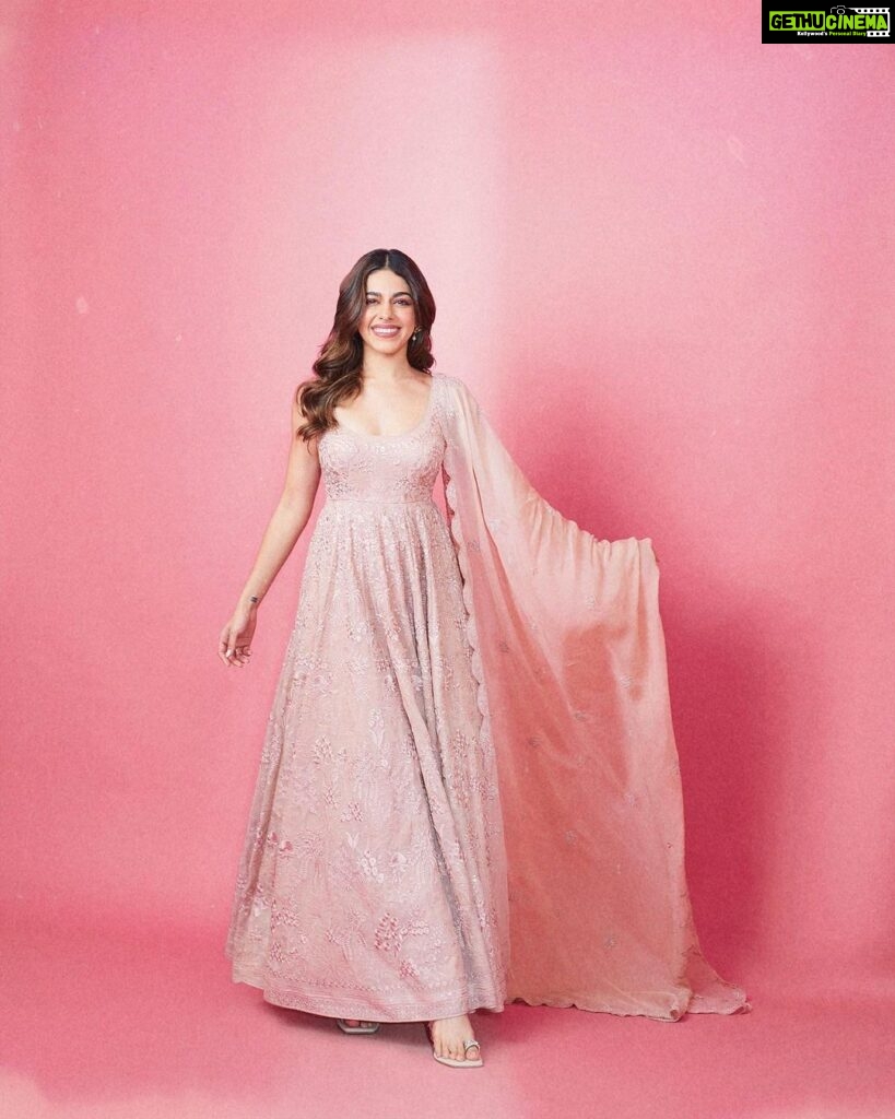Alaya F Instagram - Adding just a little more pink to your feed 💖🌸 Photographer @tejasnerurkarr Styled by : @mohitrai with @shubhi.kumar Make up by @divyashetty_ Hair by @bhavyaarora Outfit and jewellery @anitadongre Heels: @aprajitatoorofficial