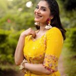 Ameya Mathew Instagram - ഒരു മഴയെത്തും മുൻപത്തെ Haldi ഫോട്ടോഷൂട്ട്…!😋😁💛✨ . Outfit designed by @revathyjayanbabu 💫 Photography @arjunsoorajj MUA @mua_devu_nair_ #picoftheday #justaphotoshoot Trivandrum, India