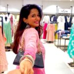Anaika Soti Instagram - Petition to have extra seats in shops for bfs to sit 😂 #relationships #relationshipgoals #viral #trending #shopping #icecream #indian