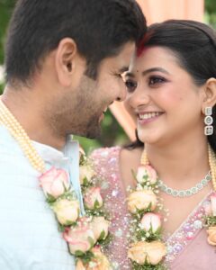Anamika Chakraborty Instagram - To new beginnings, to us! 
We made it. 🥂 ❤️

28.06.2023 🧿 

Makeup @ig_baishakhi 

Captured by @abhisheksrivastavafilms @james_suraj_barwa  @suvro_adhikary @i_m_d810 

Decor by @calendar_events_official
