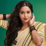 Ananya Instagram - ഓണാശംസകൾ 🌼🌸🌺 Stylised by : @sabarinathk_ Pic : @plan.b.actions Assisted: @dayonphotos Saree : @kasavukada_1985 Jewellery: @mayoorajewelerydesigns Mua : @pinkyvisal Studio : @maxxocreative #onam #kerala #onamcelebration #festival #love #saree #onamvibes #❤️