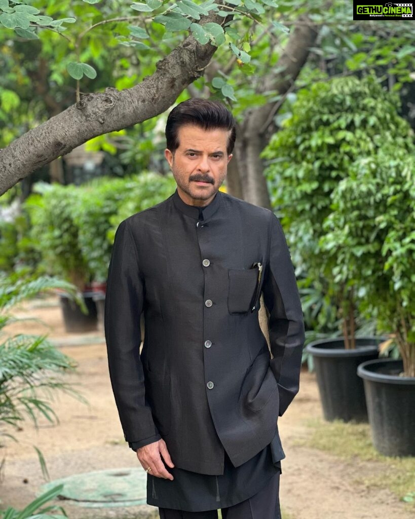 Anil Kapoor Instagram - Today in the Rashtrapati Bhavan, I had the incredible opportunity to meet the women and men who quite literally run our country. At the helm of our leadership is a lady so humble, warm and welcoming that you feel like you've known her forever. Guiding her are some of the smartest men and women who serve as ministers and supporting her behind the scenes is the most selfless group of people guarding her and serving their country in turn. It was both humbling and gratifying to know that our country is in such strong and capable hands and I'm so thankful for the opportunity to get to witness them in action. No better way to celebrate our #IndependenceDay! Vande Mataram! 🇮🇳🙏 Delhi, India