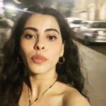 Anisha Victor Instagram - Art night 🖼️ Thursday with the launch of gallery @xxl.gallery exhibition OUTSIDERS. Huge congratulations to the team and @merchantofmuziris on this labour of love, so proud of you! 🌸 #art #artnight #galleryXXL