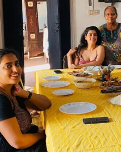 Anisha Victor Instagram - Seasons greetings to you all ⭐️ 
A tropical Christmas Lunch 🥗 in sunny Goa made by the sweetest Goan lady and relished by this mini college reunion #impromptulunch #goanchristmas #seasonsgreetings #aboutyesterday 🎄