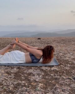 Anisha Victor Instagram - Never underestimate
the smallest of your efforts. Remember pebbles pile up
to become mountains
~ @hansajiyogendra 

International Day of Yoga ‘23
योगा से ही होगी 🧘🏻‍♀️ & Summer Solstice #YogaDay #YogaSehiHoga 🌸 #summersolstice #longestdayoftheyear 🌎 
#sportswear #sports #yogawear #athletic